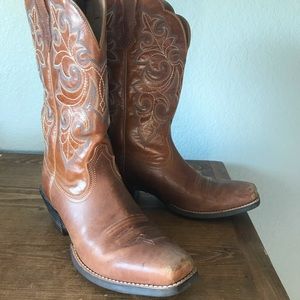 Size 8 Women’s Ariat boots- Great condition
